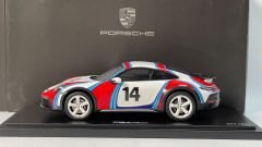 SPARK-MODEL - PORSCHE - 911 992 COUPE MARTINI RACING LIVERY N 14 RALLY DAKAR 2023 - CON VETRINA - WITH SHOWCASE