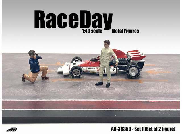 1/43 race day set #1, set of 2 figure's