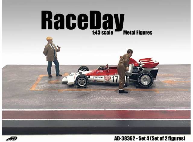 1/43 race day set #4, set of 2 figure's