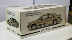 AUTOART - MERCEDES BENZ - 190E 2.3 16V (W201) N 11 WINNER NURBURGING RACE OF CHAMPION 1984 AYRTON SENNA