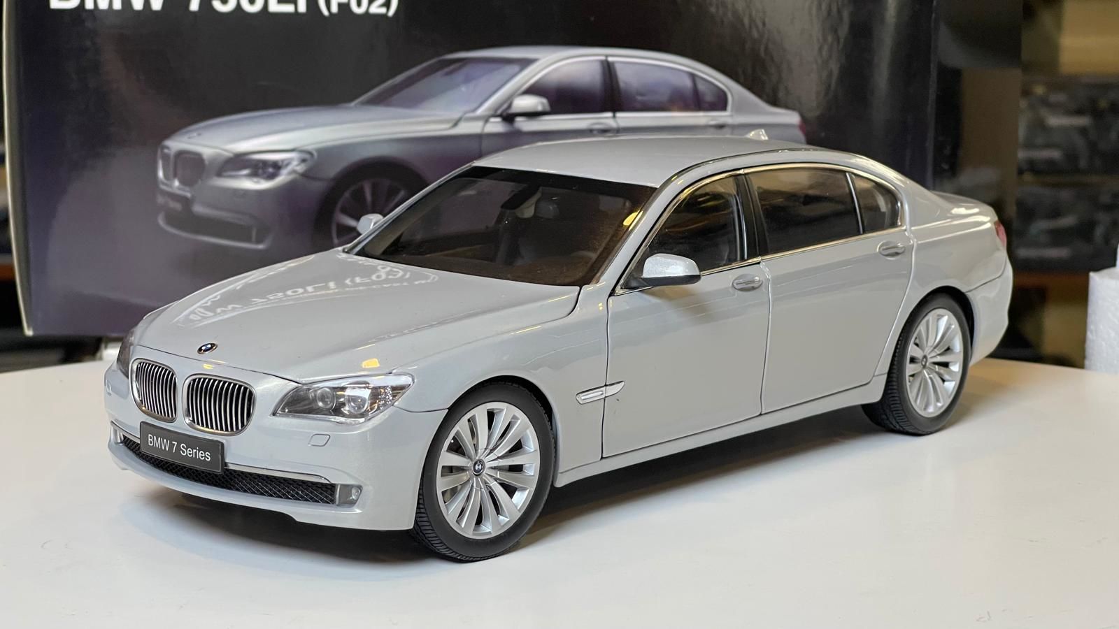 KYOSHO - BMW - 7-SERIES 750Li (F02) 2009