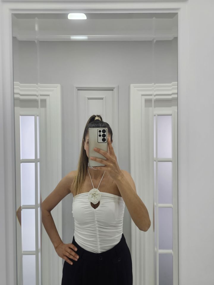 Gül Broşlu Boyundan Bağlamalı Body Beyaz
