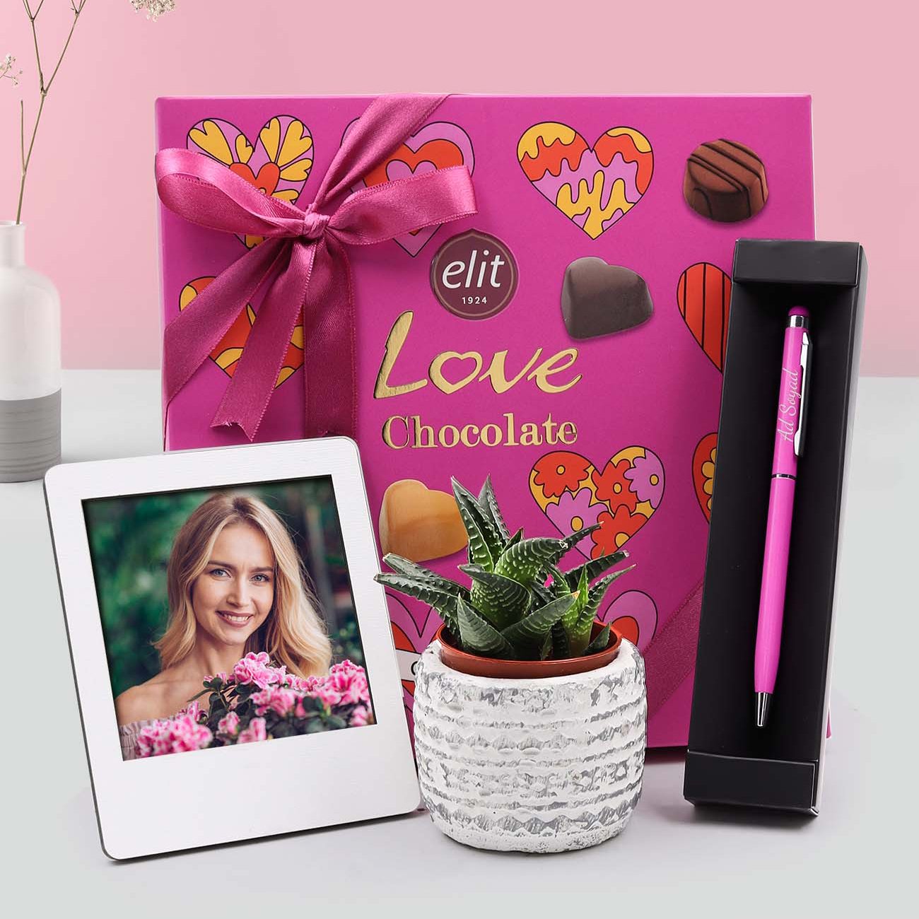 Kişiye Özel Beyaz İnstagram Çerçeve & Elit Love 168gr Spesiyal Çikolata & Pembe Touch Pen & Canlı Sukulent Çiçek & Saksı Hediye Seti