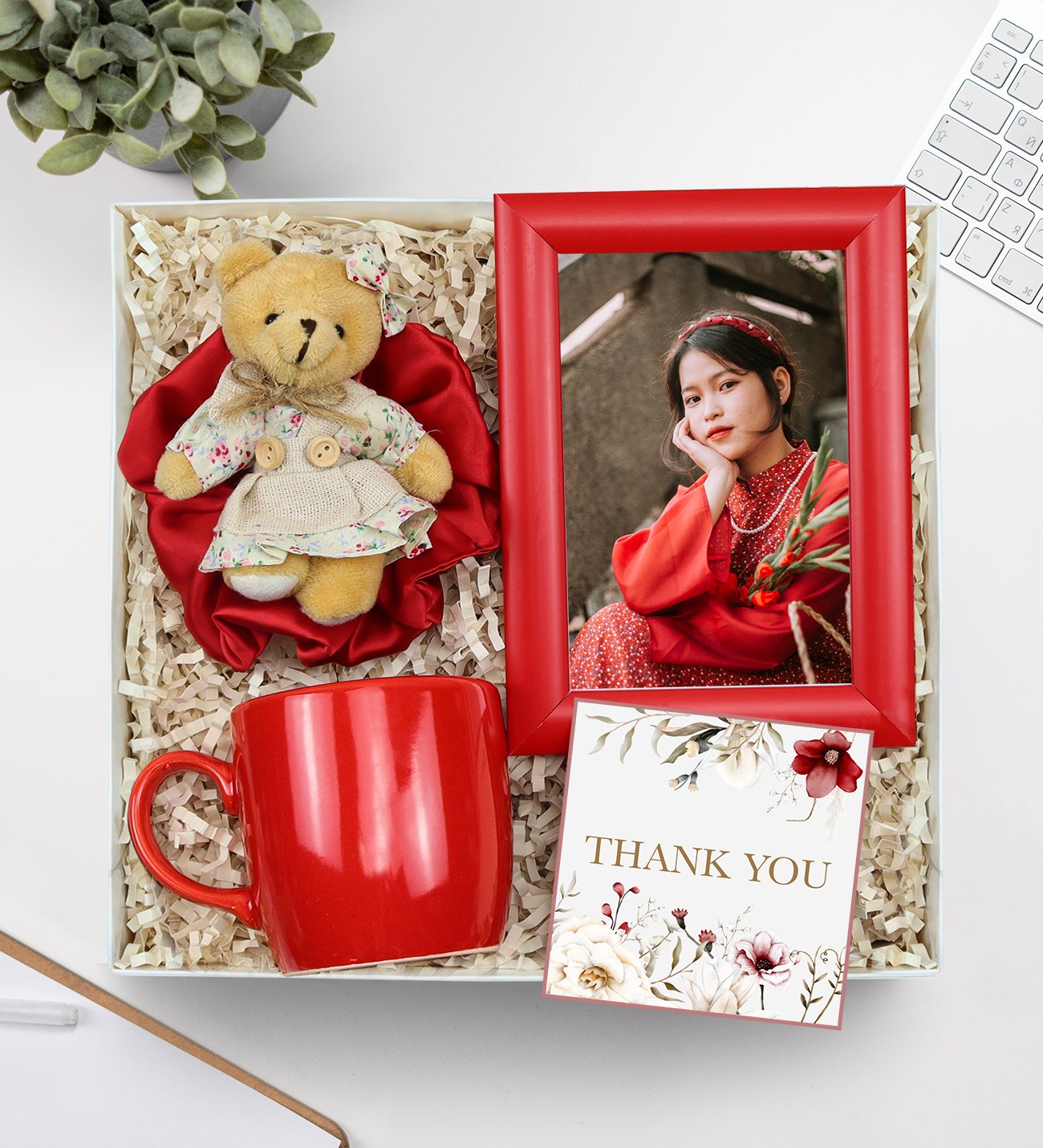 Kişiye Özel Kırmızı Çerçeve & Saten Toka & Mini Elbiseli Ayıcık Anahtarlık & Kırmızı Kupa Hediye Seti