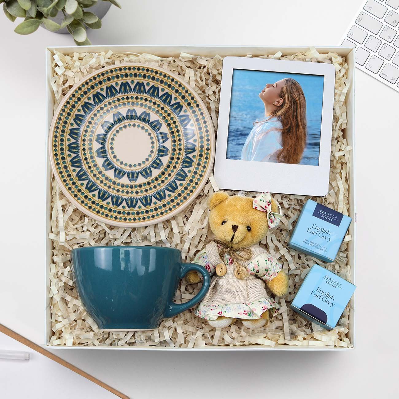 Kişiye Özel Beyaz İnstagram Çerçeve & Mini Elbiseli Ayıcık Anahtarlık & Teashop 2'li Bitki Çayı & Lacivert Çay ve Kahve Fincanı Hediye Seti