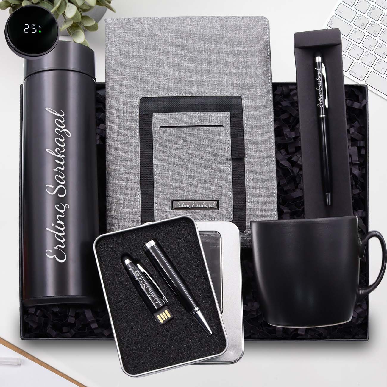 Kişiye Özel 500 ML Siyah Dereceli Termos & Telefon Cepli Gri Defter & Siyah Kupa & 32 GB Usb Siyah Kalem & Siyah Touch Pen Hediye Seti