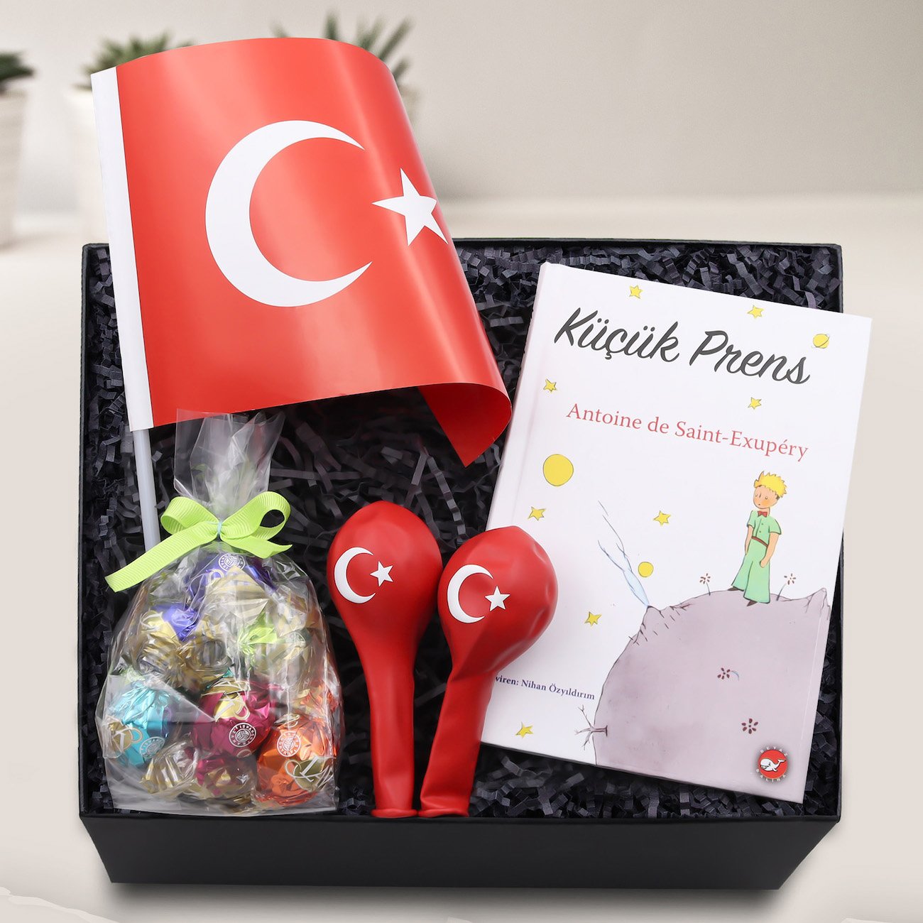 Çocuklara Özel Türk Bayrağı & 2'li Balon & Lavi Çikolata & Küçük Prens Kitabı Hediye Seti