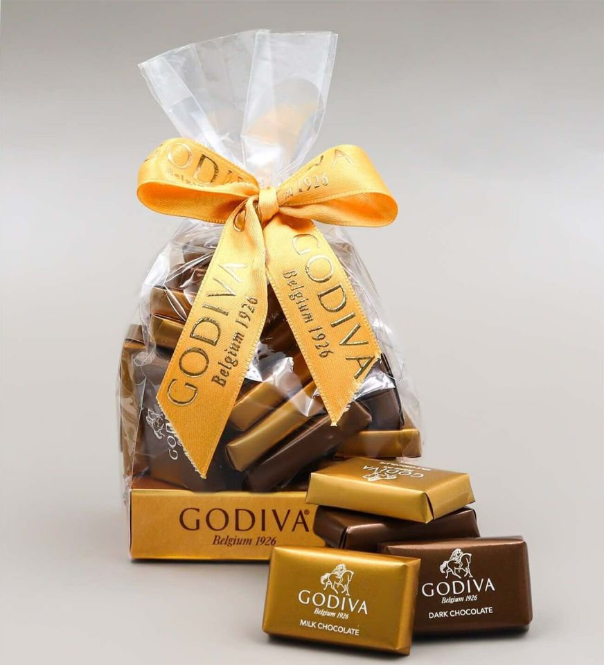 Gold Detaylı Beyaz Fincan & Godiva Napoliten Çikolata & Selamlıque Türk Kahvesi Hediye Seti