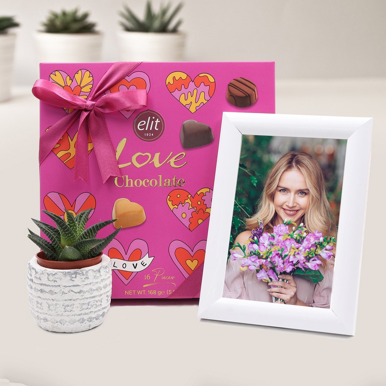 Kişiye Özel Beyaz Çerçeve & Elit Love 168gr Spesiyal Çikolata & Canlı Sukulent Çiçek & Saksı Hediye Seti