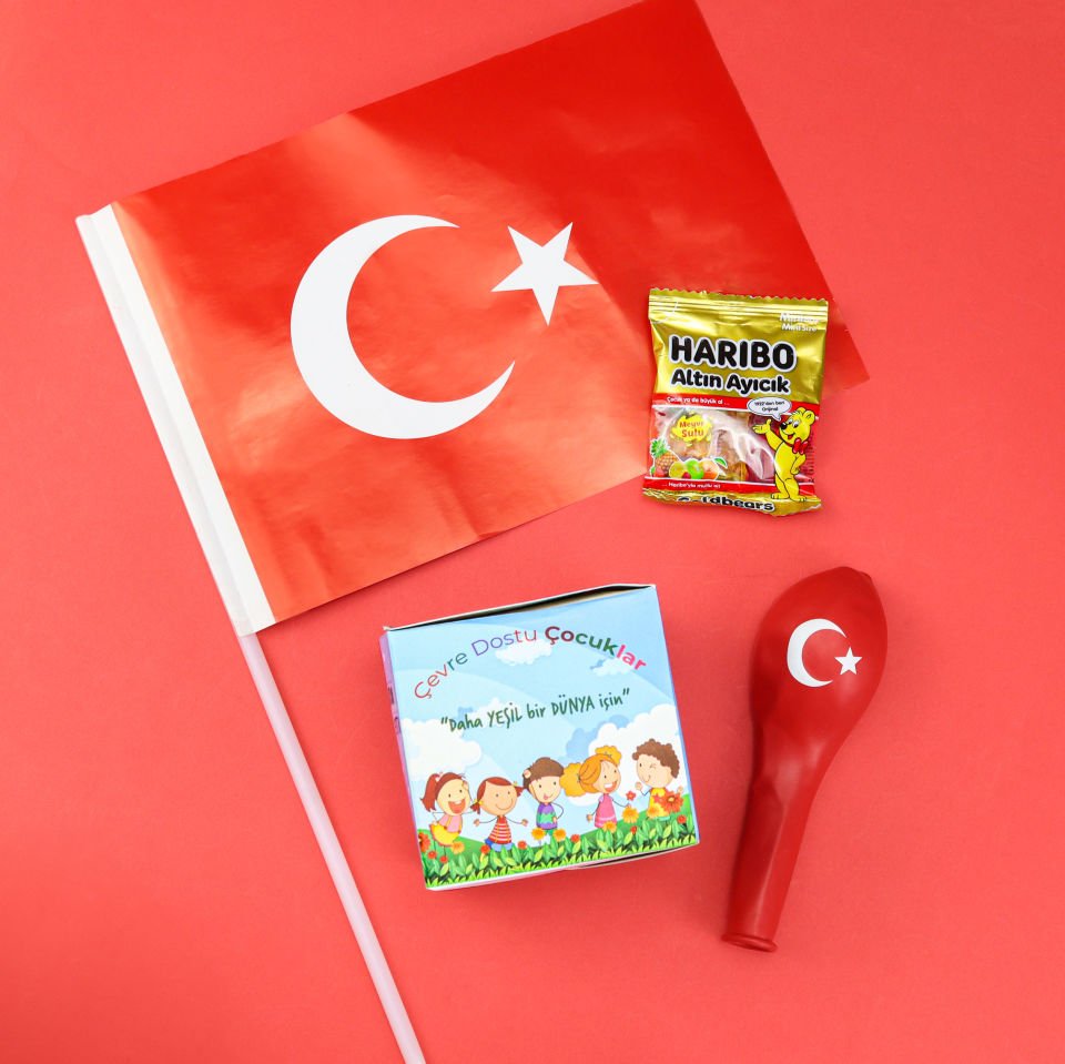 Türk Bayrağı & Mini Haribo Altın Ayıcık & Türk Bayraklı Balon & Çocuk Dikim Kiti 23 Nisan Hediye Seti