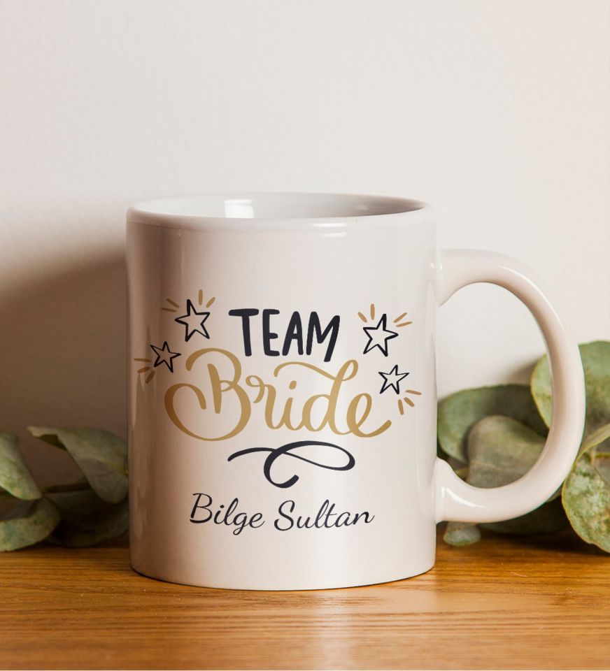 Kişiye Özel Team Bride Kupa & Bride To Be Kuşak & 2'li Teashop Bitki Çayı & Pastel Oje & Saten Toka & Lotus Çiçeği Mum & Bride Geçici Dövme Hediye Seti