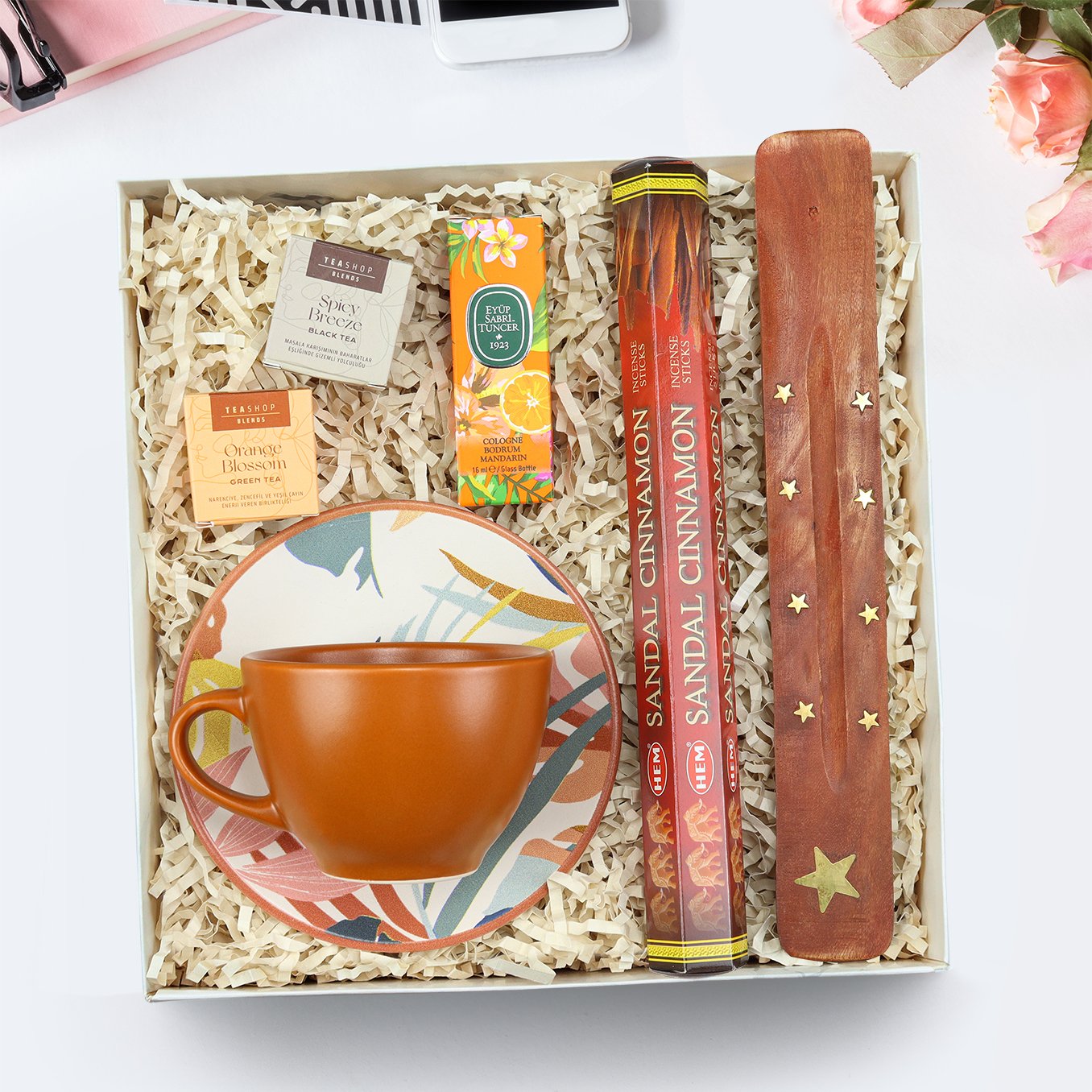 Kahverengi Desenli Çay Fincanı & Eyüp Sabri Tuncer Mini Kolonya & Çubuk Tütsü & Teashop 2'li Bitki Çayı Hediye Seti