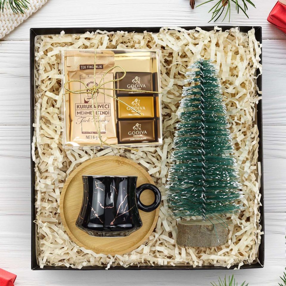 Yılbaşına Özel Kutusunda Kahve Çikolata Seti & Mermer Desenli Porselen Fincan & Ahşap Zeminli Mini Çam Ağacı Yeni Yıl Hediye Seti