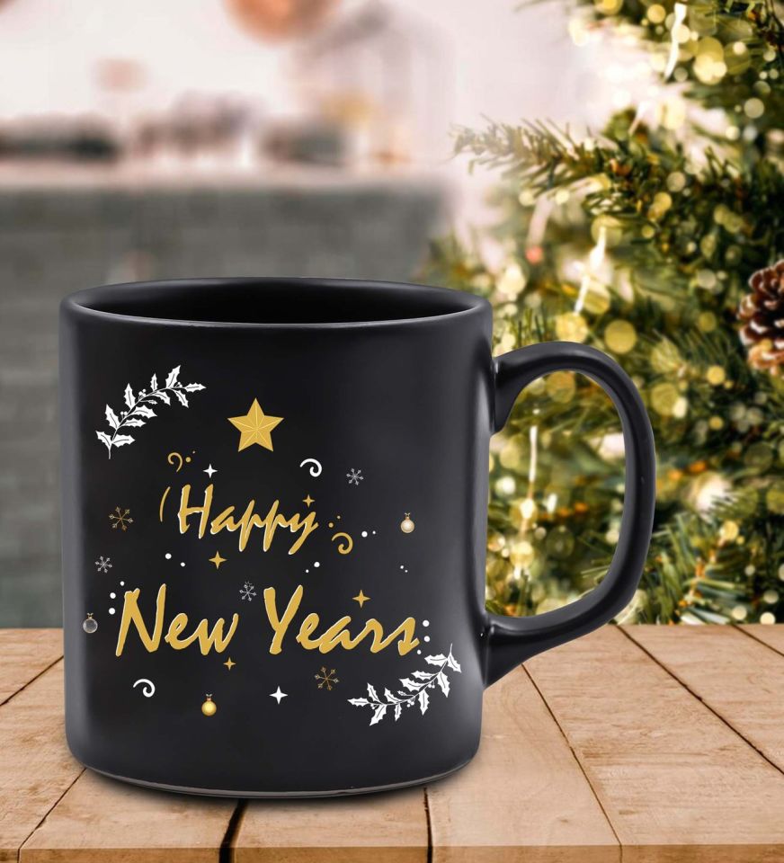 Kişiye Özel Siyah Defter & Gold Renk Siyah Detaylı Tükenmez Kalem & Yılbaşına Özel Happy New Years Kupa & Godiva Napoliten Çikolata Yeni Yıl Hediye Seti