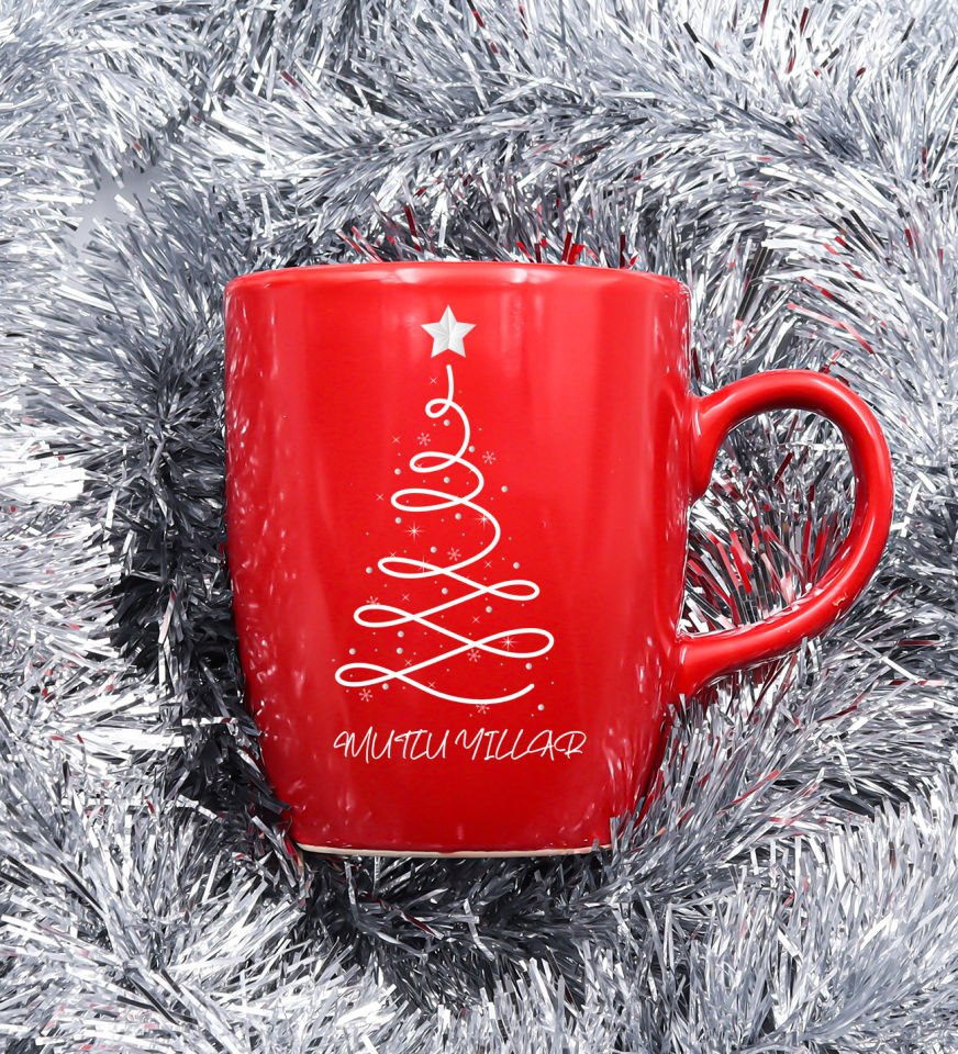 Yılbaşına Özel Kırmızı Yılbaşı Kupa & Ahşap Zeminli Mini Çam Ağacı & 2'li Baston Şeker & Metal Kutulu Beta Tea Hediye Seti