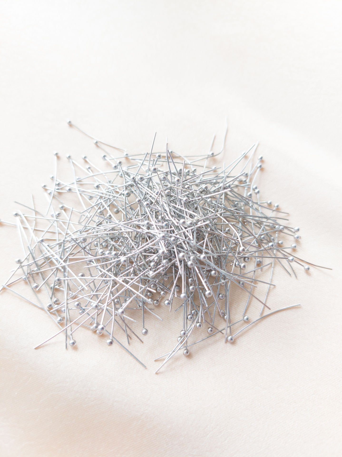 (3 cm - 10 Gram) Nikel Renk Top Başlı Pirinç Takı Çivisi