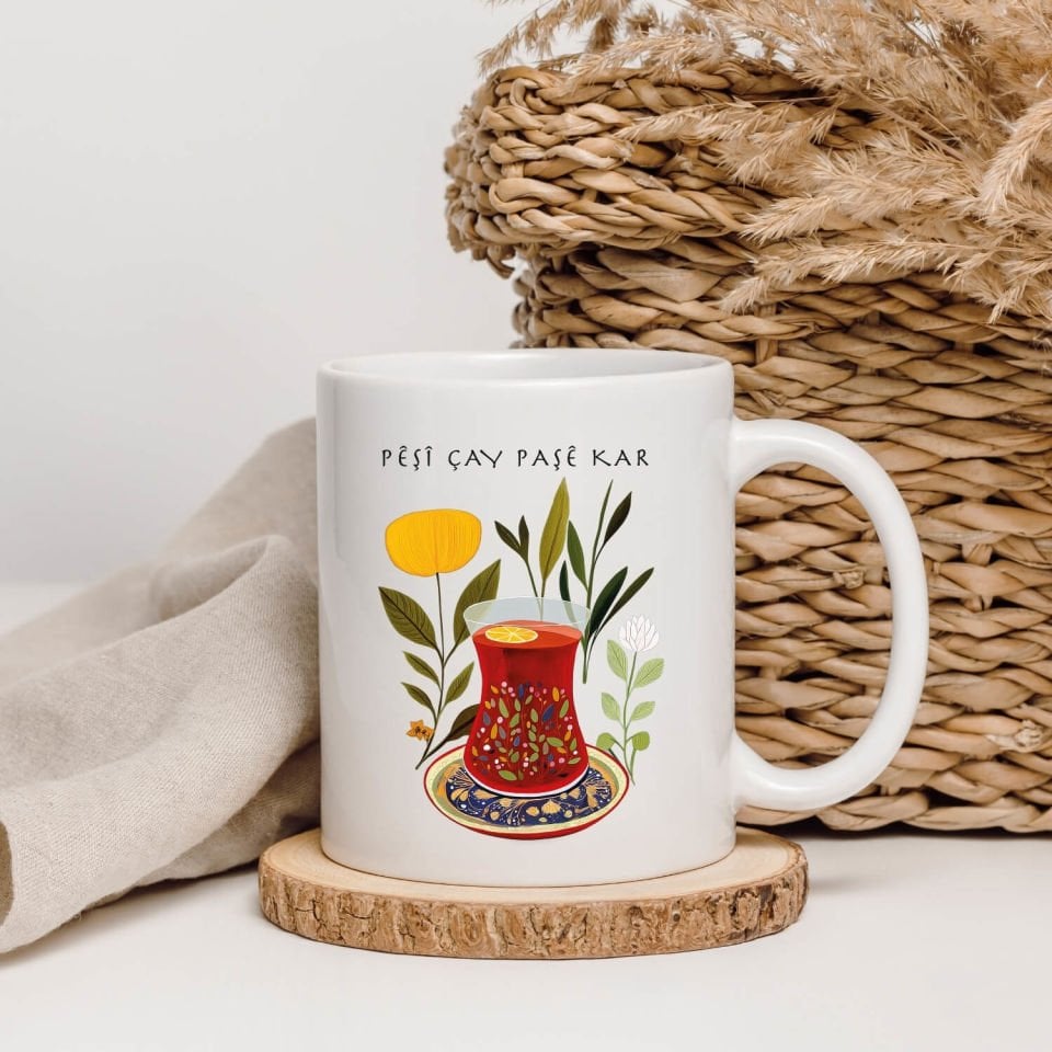 Kürtçe Pêşî Çay Paşê Kar Tasarımlı Kırmızı Renkli Klasik Kupa Bardağı