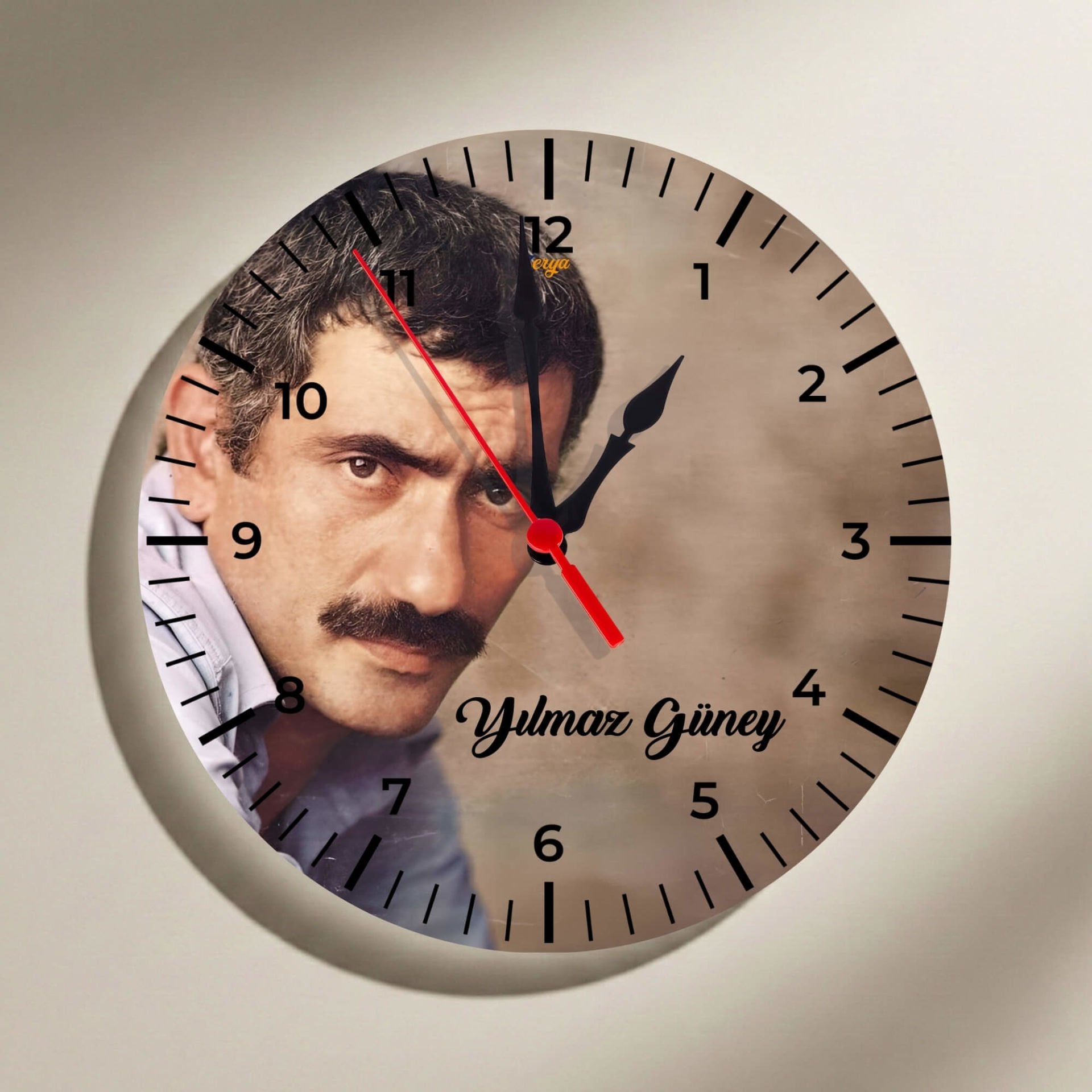 Yılmaz Güney Tasarımlı Duvar Saati