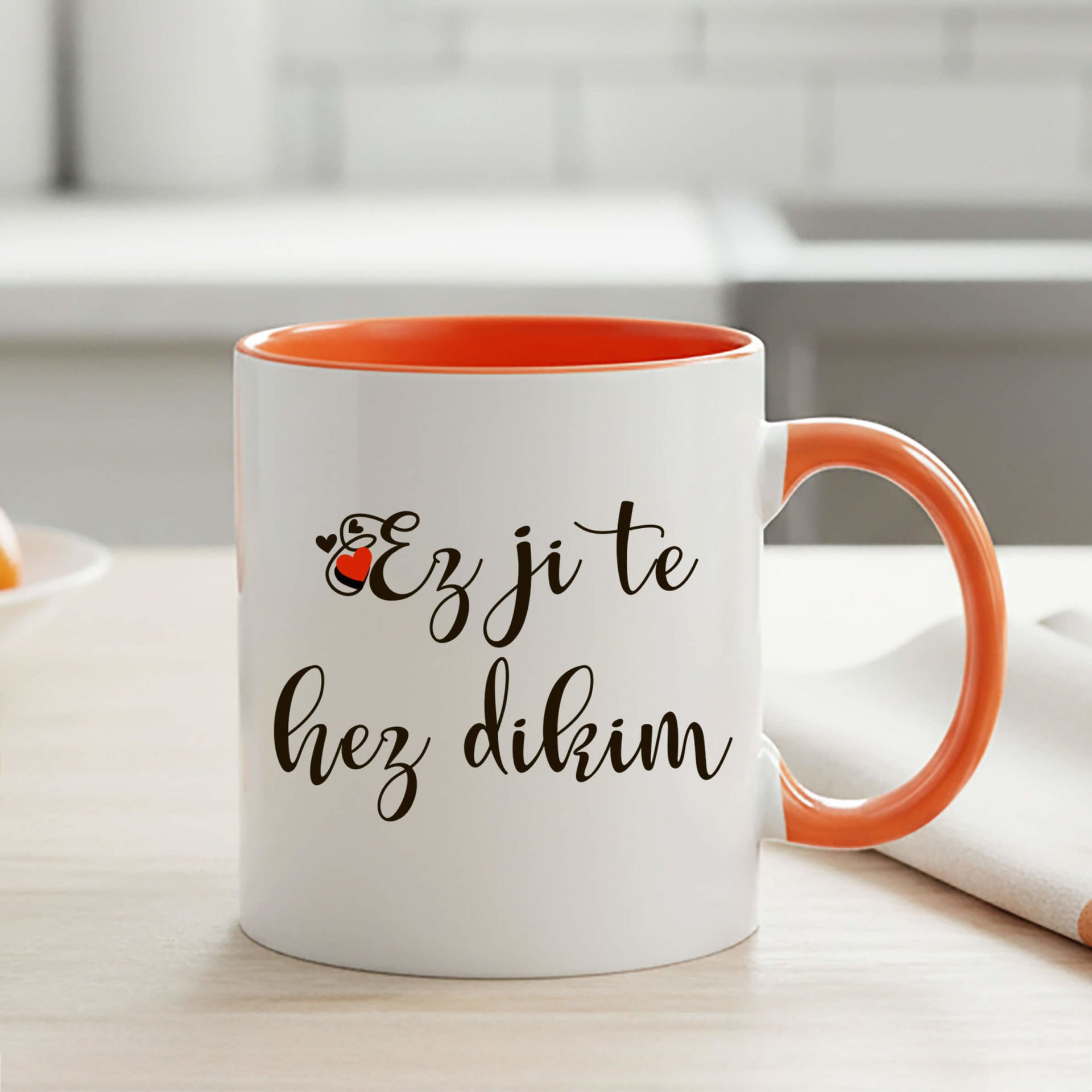 Kürtçe Ez Ji Te Hez Dikim Turuncu Renkli Klasik Kupa Bardağı - Sevgililere Özel Ez Ji Te Hez Dikim Turuncu Renkli Klasik Kupa Bardak