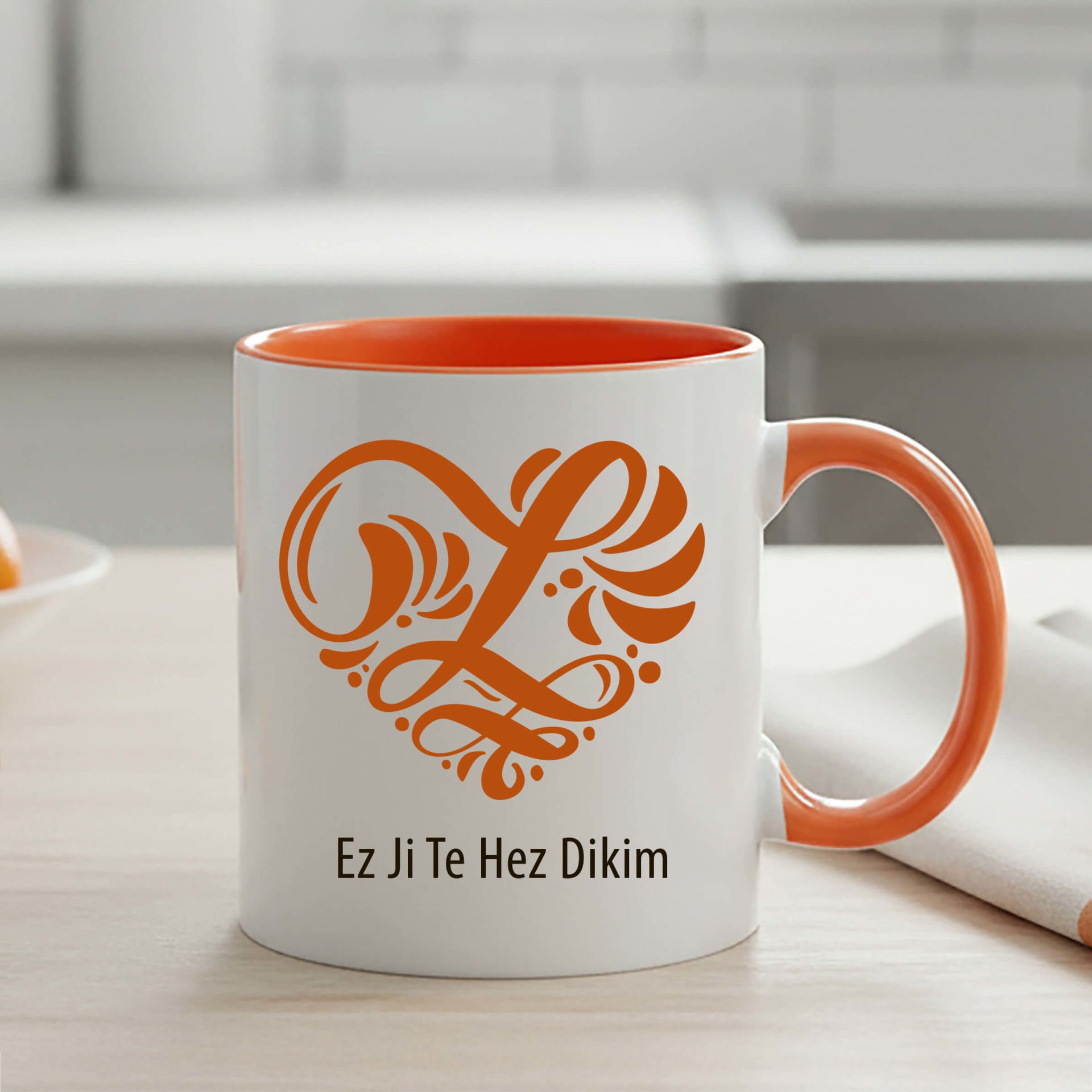Kürtçe Ez Ji Te Hez Dikim Yazılı Kalpli Turuncu Renkli Klasik Kupa Bardağı - Ez Ji Te Hez Dikim Yazılı Kalpli Turuncu Renkli Klasik Kupa Bardak