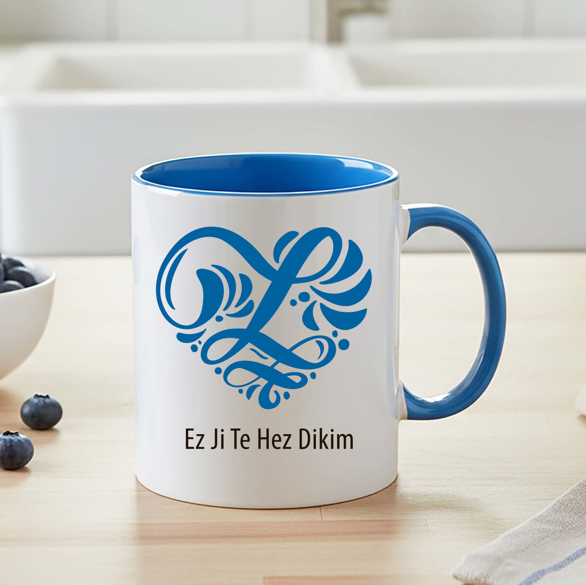 Kürtçe Ez Ji Te Hez Dikim Yazılı Kalpli Mavi Renkli Klasik Kupa Bardağı - Ez Ji Te Hez Dikim Yazılı Kalpli Mavi Renkli Klasik Kupa Bardak