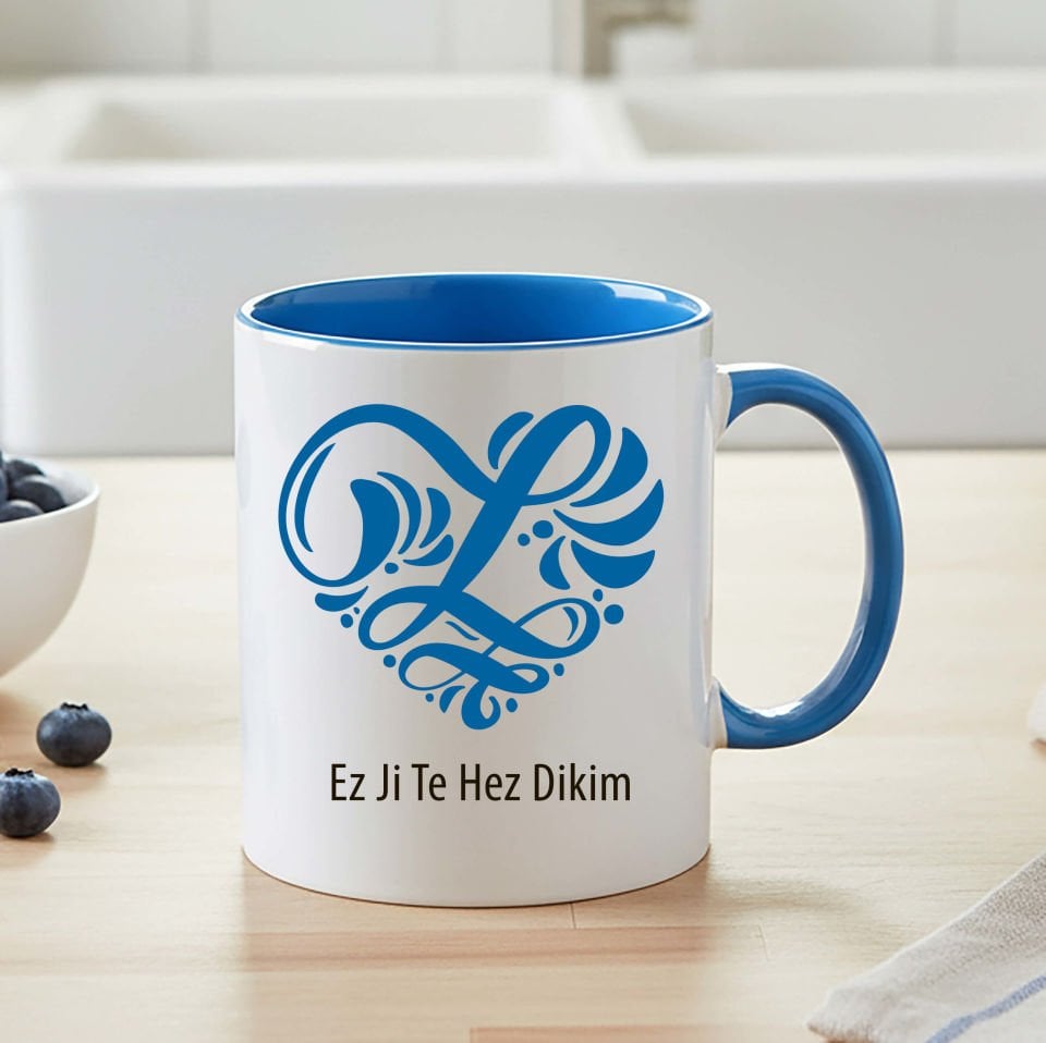 Kürtçe Ez Ji Te Hez Dikim Yazılı Kalpli Mavi Renkli Klasik Kupa Bardağı - Ez Ji Te Hez Dikim Yazılı Kalpli Mavi Renkli Klasik Kupa Bardak