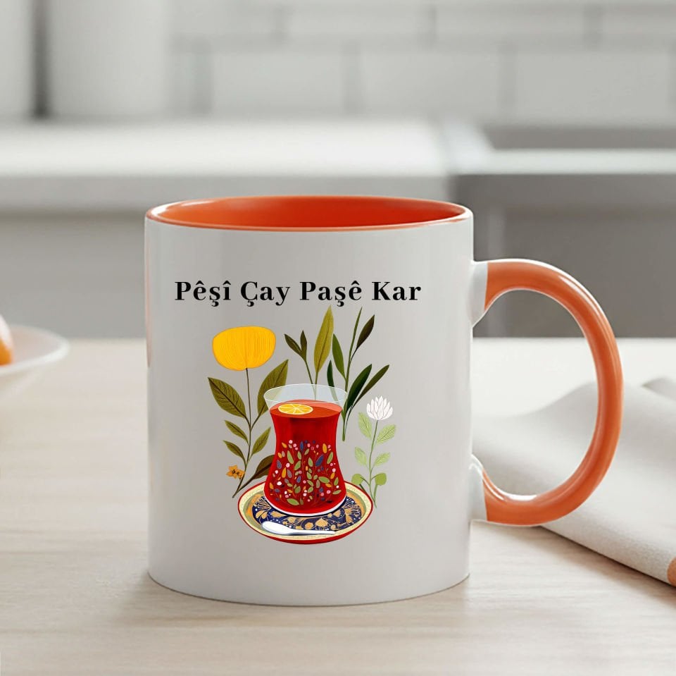 Kürtçe Pêşî Çay Paşê Kar Tasarımlı Turuncu Renkli Kupa Bardağı - Pêşî Çay Paşê Kar Turuncu Renkli Klasik Kupa Bardak