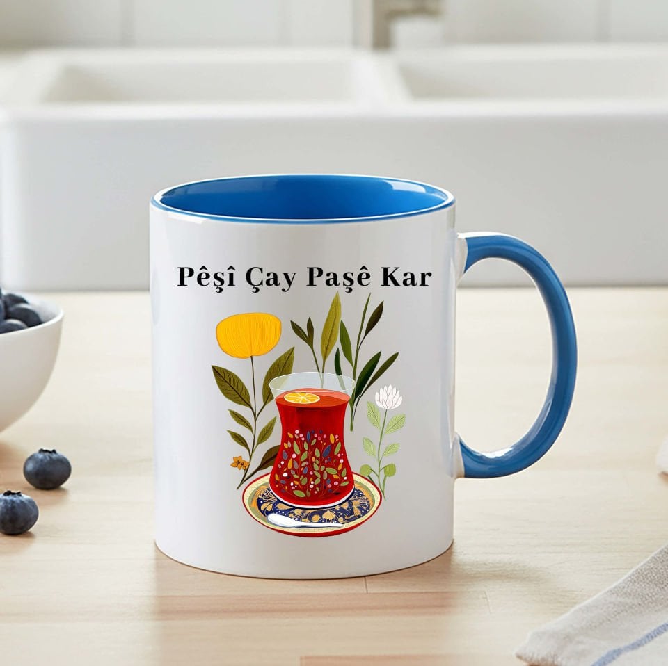 Kürtçe Pêşî Çay Paşê Kar Tasarımlı Mavi Renkli Kupa Bardağı - Pêşî Çay Paşê Kar Mavi Klasik Kupa Bardak