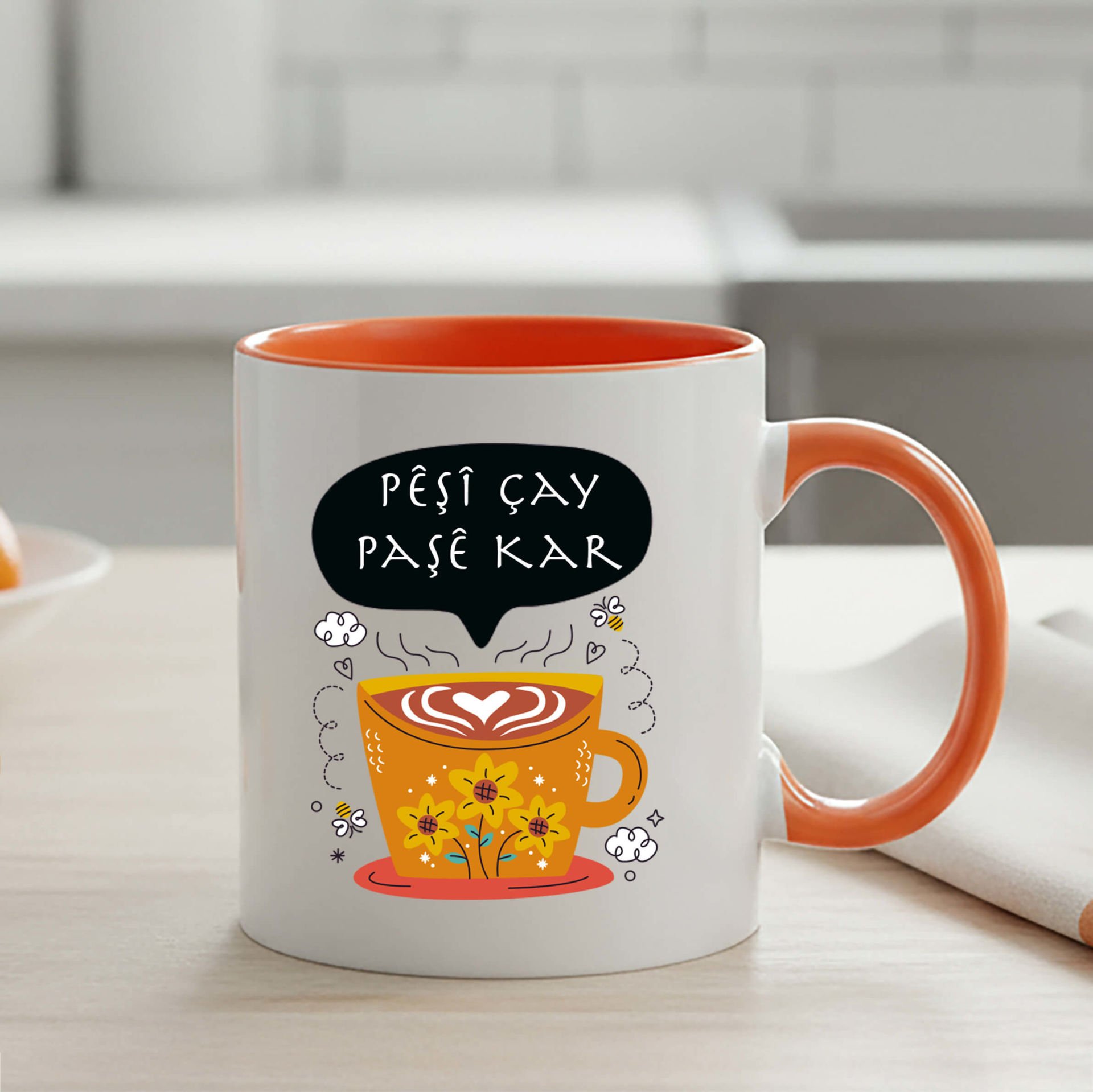Kürtçe Pêşî Çay Paşê Kar Fincan Tasarımlı Turuncu Renkli Kupa Bardağı - Pêşî Çay Paşê Kar Turuncu Klasik Kupa Bardak