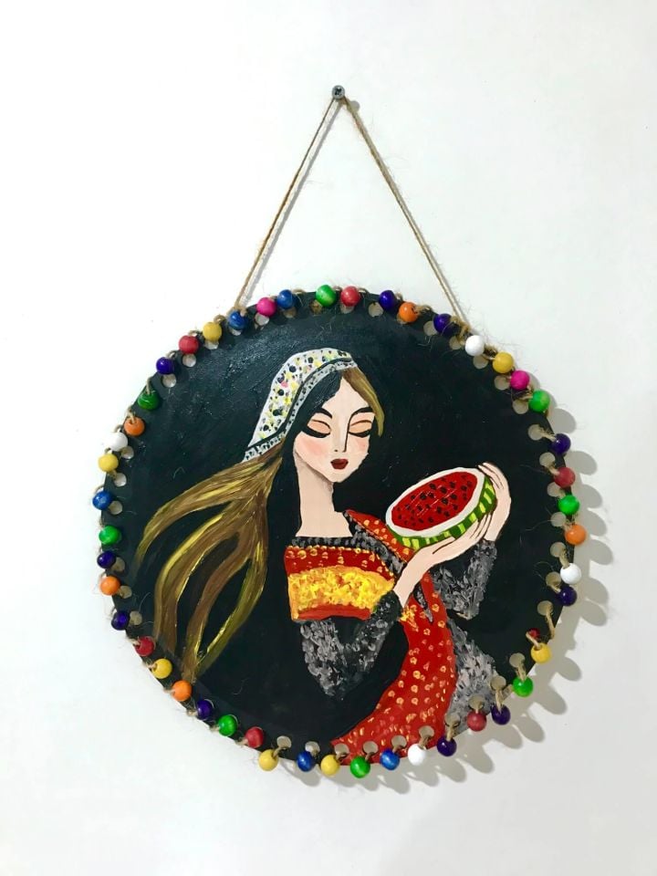 Kadın ve Karpuz Tasarımlı El İşlemeli Kapı Süsü