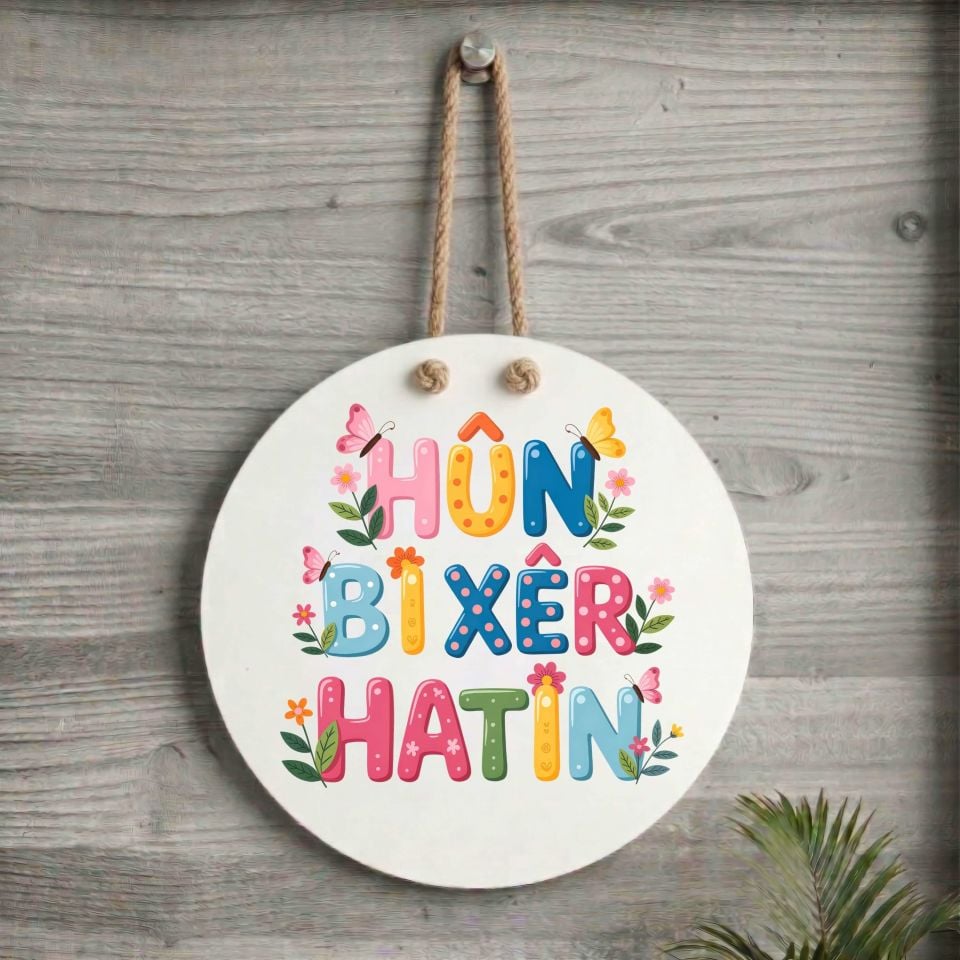 Xemla Deriyan - Kürtçe Hûn Bi Xêr Hatin Yazılı Çiçek ve Kelebekli Kapı Süsü