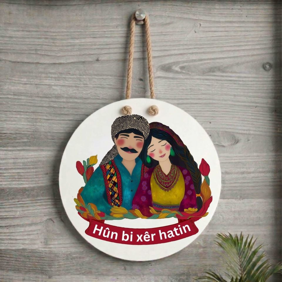 Xemla Deriyan - Kürtçe Hûn Bi Xêr Hatin Yazılı Gülümseyen Mem û Zin Tasarımlı Kapı Süsü