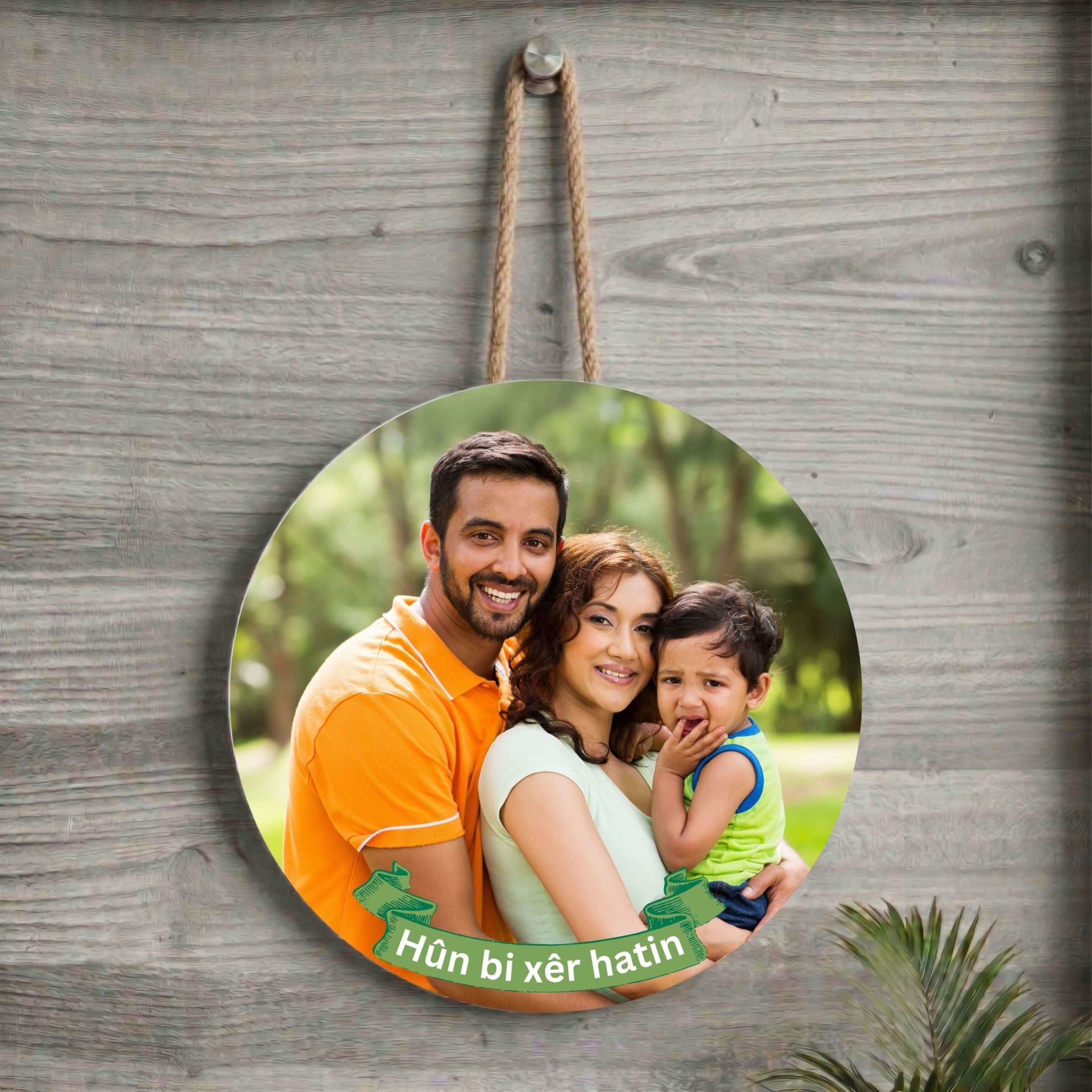 Xemla Deriyan - Kürtçe Hûn Bi Xêr Hatin Yazılı Kişiye Özel Resim Bastırmalı Kapı Süsü