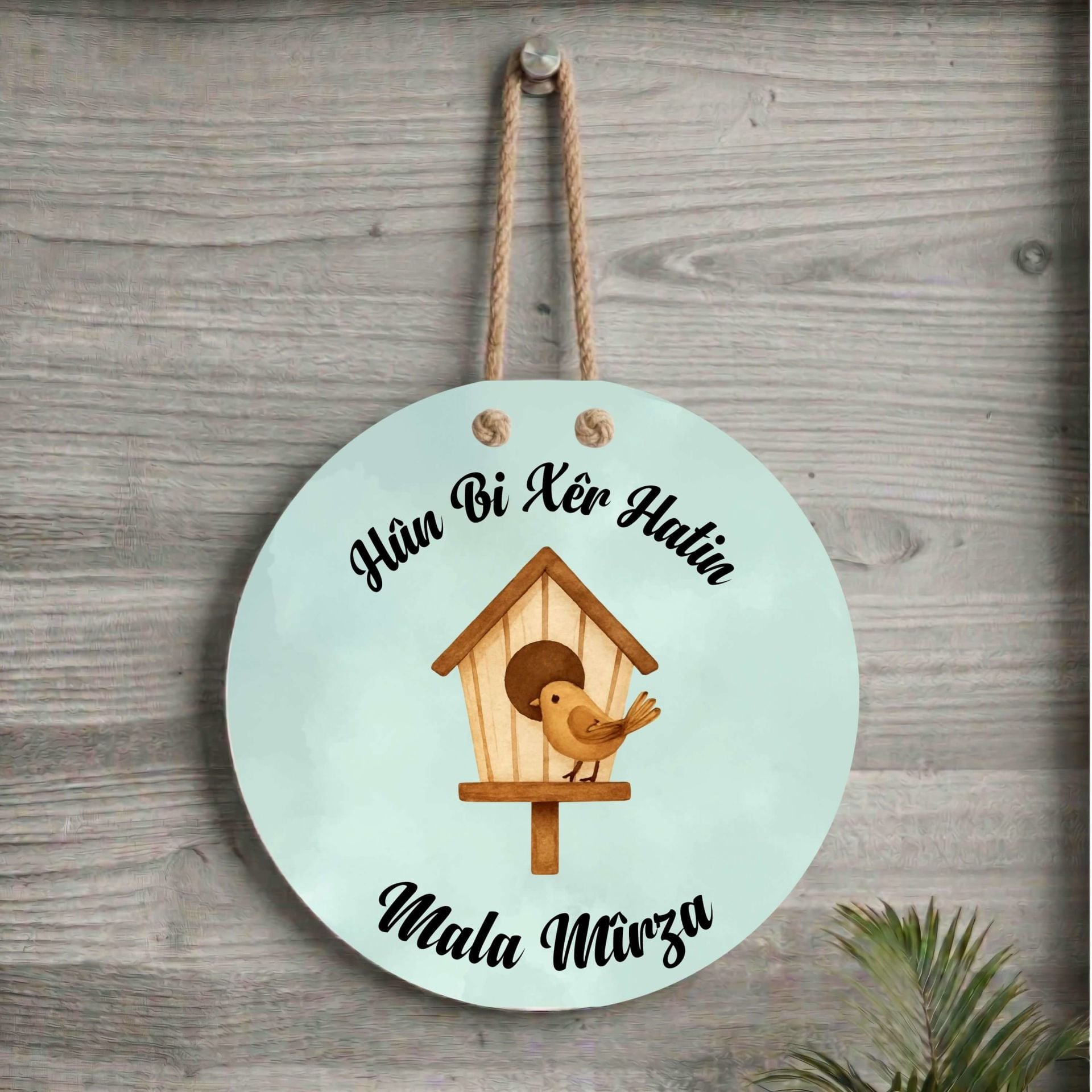 Xemla Deriyan - Kürtçe Hûn Bi Xêr Hatin Yazılı İsme Özel Kuş Evi Tasarımlı Kapı Süsü