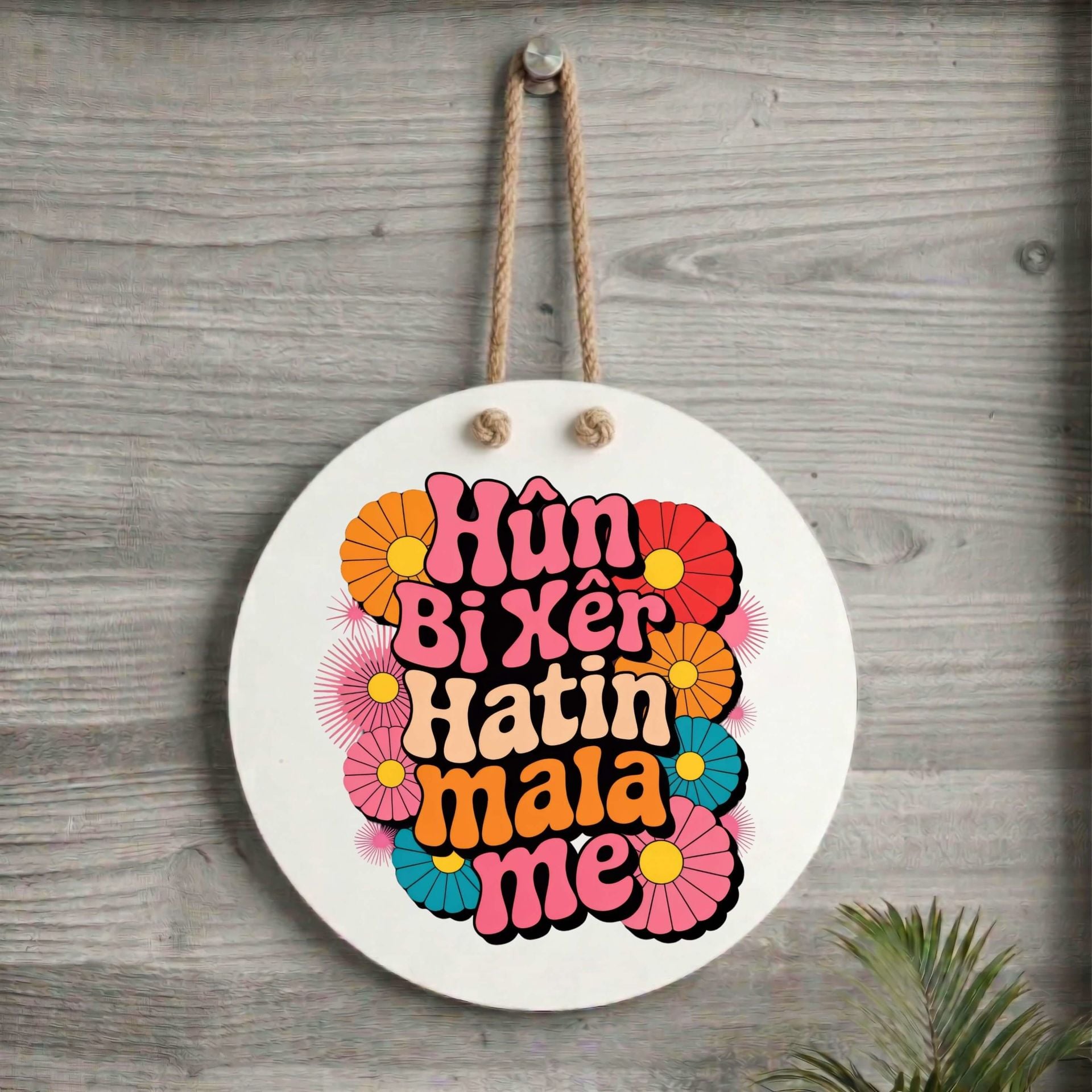 Xemla Deriyan - Kürtçe Hûn Bi Xêr Hatin Mala Me Yazılı Çiçek Tasarımlı Kapı Süsü