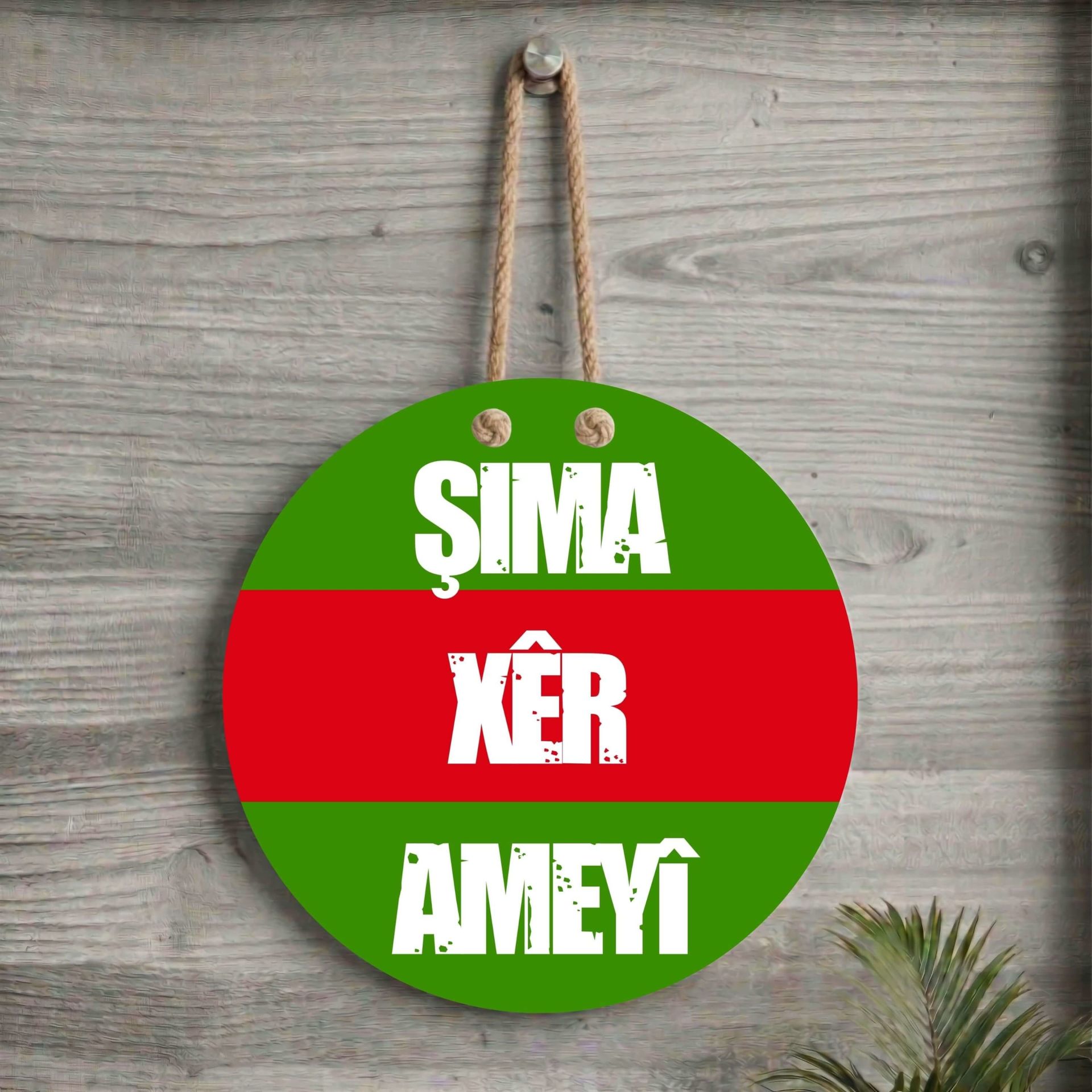 Xemla Deriyan - Kürtçe Zazaca Şima Xêr Ameyî Yazılı Kırmızı Yeşil Amed Renkleri Kapı Süsü