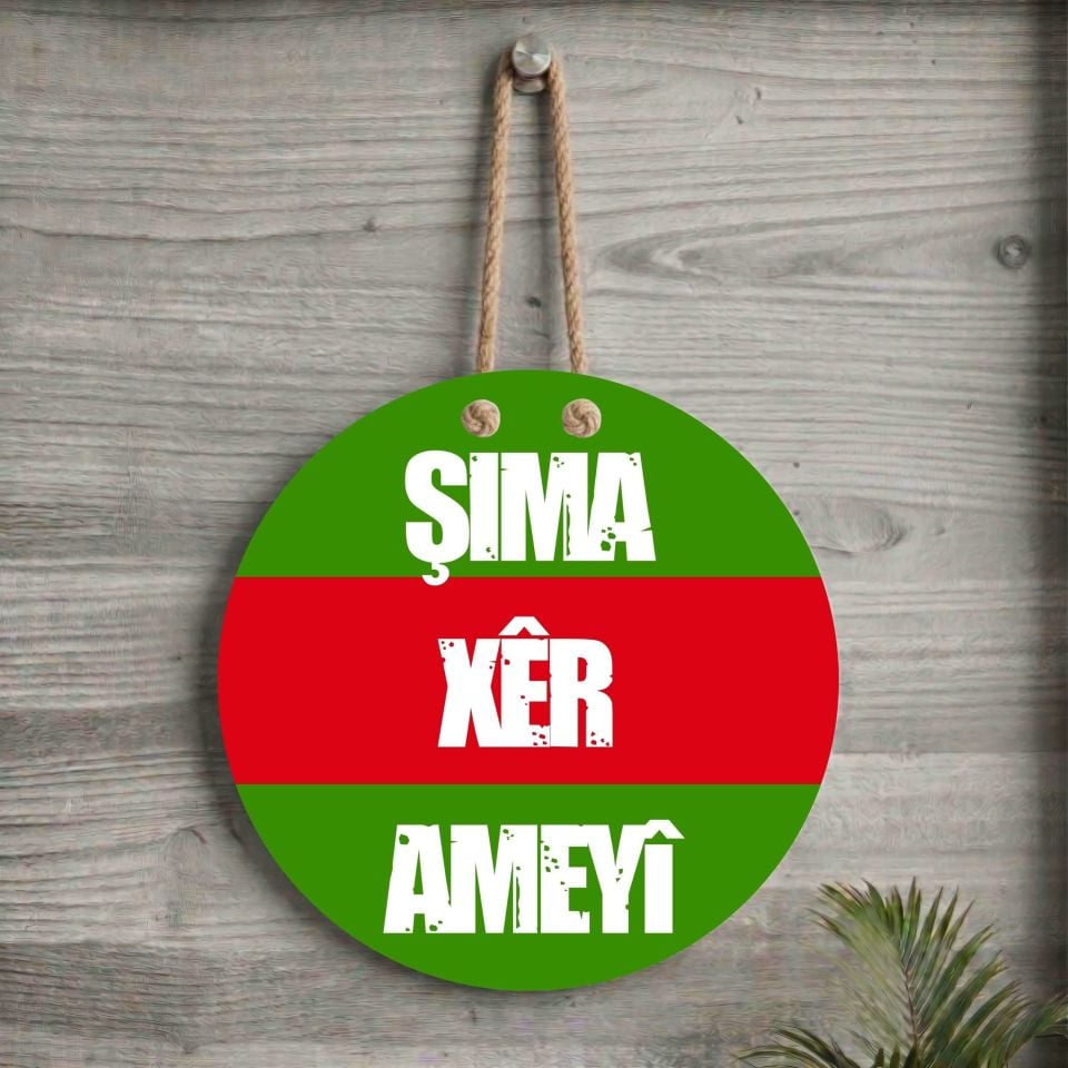 Xemla Deriyan - Kürtçe Zazaca Şima Xêr Ameyî Yazılı Kırmızı Yeşil Amed Renkleri Kapı Süsü