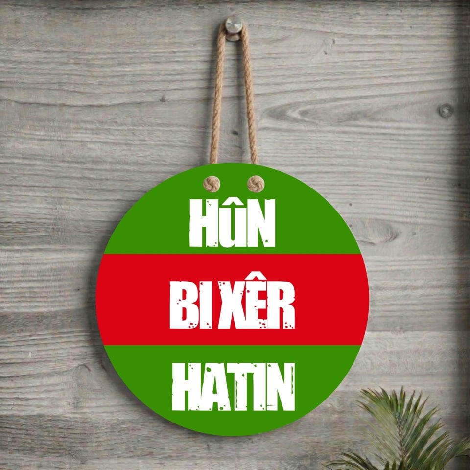Xemla Deriyan - Kürtçe Kurmanci Hûn Bi Xêr Hatin Yazılı Yeşil Kırmızı Amed Renkleri Kapı Süsü