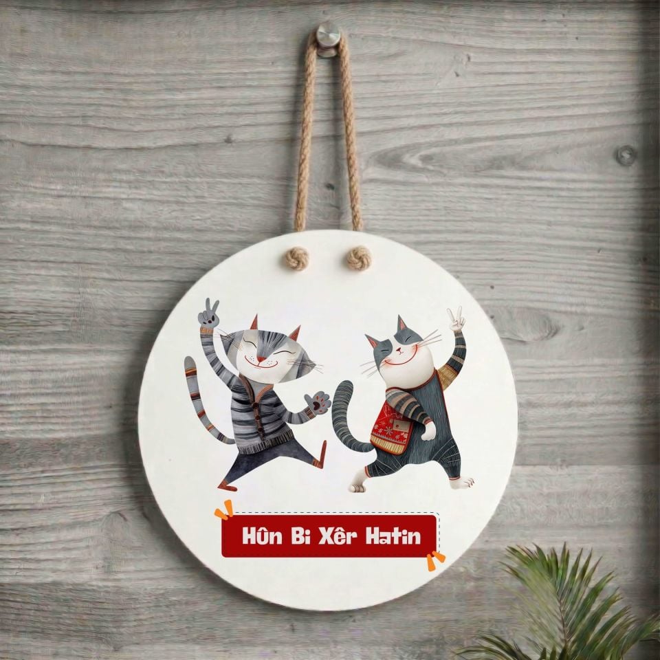Xemla Deriyan - Hûn Bi Xêr Hatin Kedi Tasarımlı Kapı Süsü