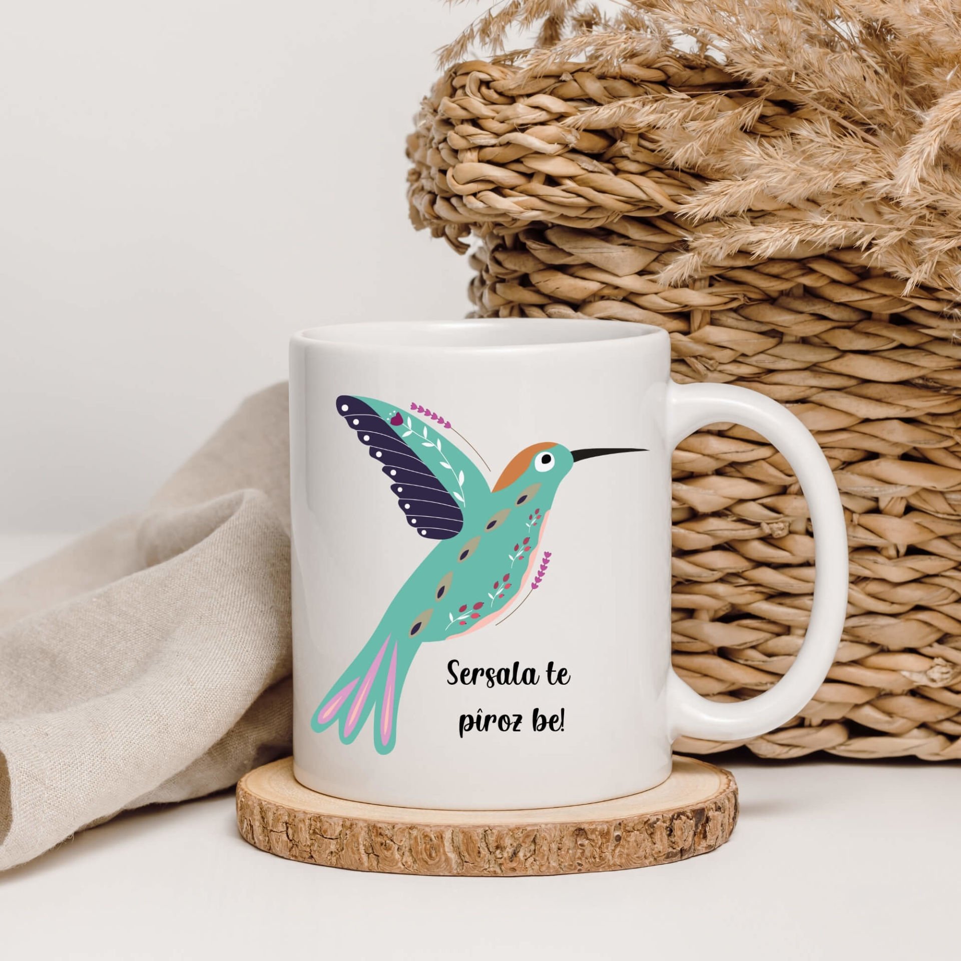 Kürtçe Yılbaşı Kutlamalı Klasik Beyaz Kupa Bardağı - Sersala Te Pîroz Be Yazılı Kuş Resimli Klasik Kupa Bardak