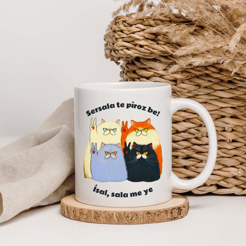 Kürtçe Yılbaşı Kutlamalı Klasik Beyaz Kupa Bardağı - Sersala Te Pîroz Be Yazılı Kedi Tasarımlı Klasik Kupa Bardak