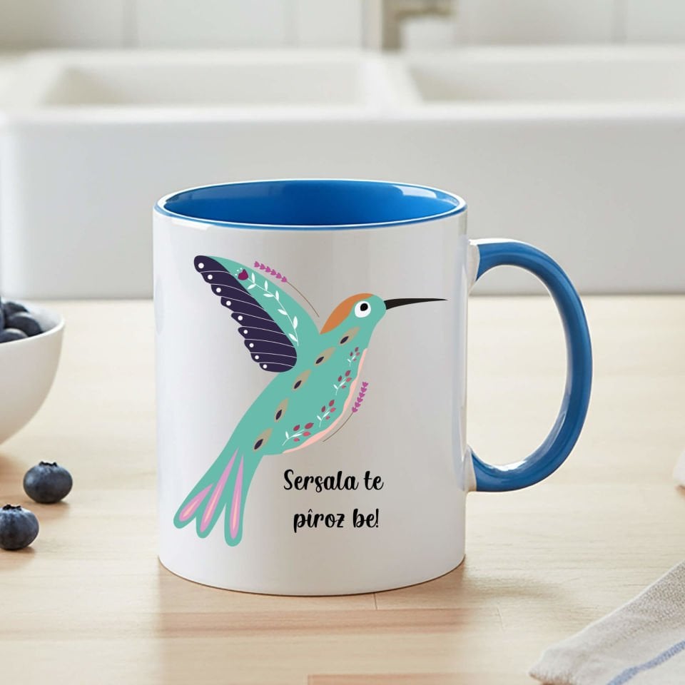 Kürtçe Yılbaşı Kutlamalı Klasik Mavi Kupa Bardağı - Sersala Te Pîroz Be Yazılı Kuş Resimli Klasik Mavi Renk Kupa Bardak