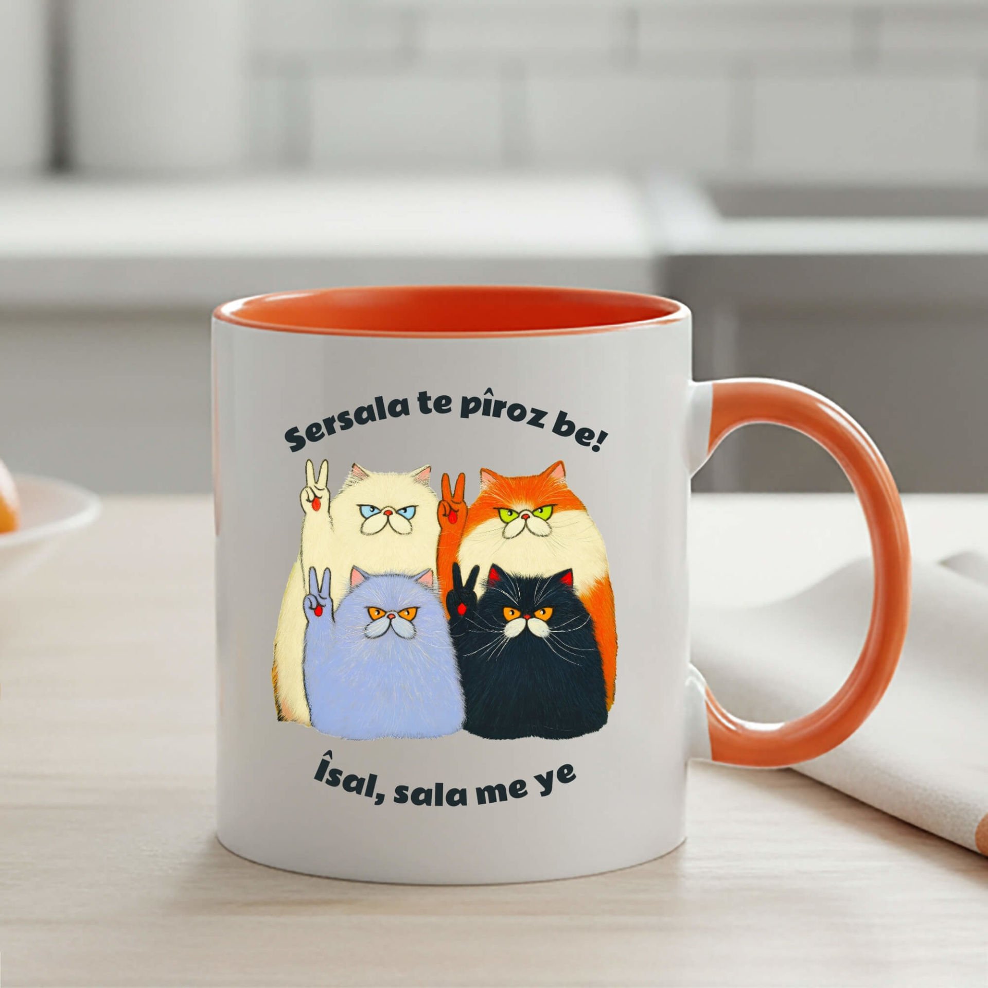 Kürtçe Yılbaşı Kutlamalı Klasik Turuncu Kupa Bardağı - Sersala Te Pîroz Be Yazılı Kedi Tasarımlı Klasik Turuncu Renk Kupa Bardak