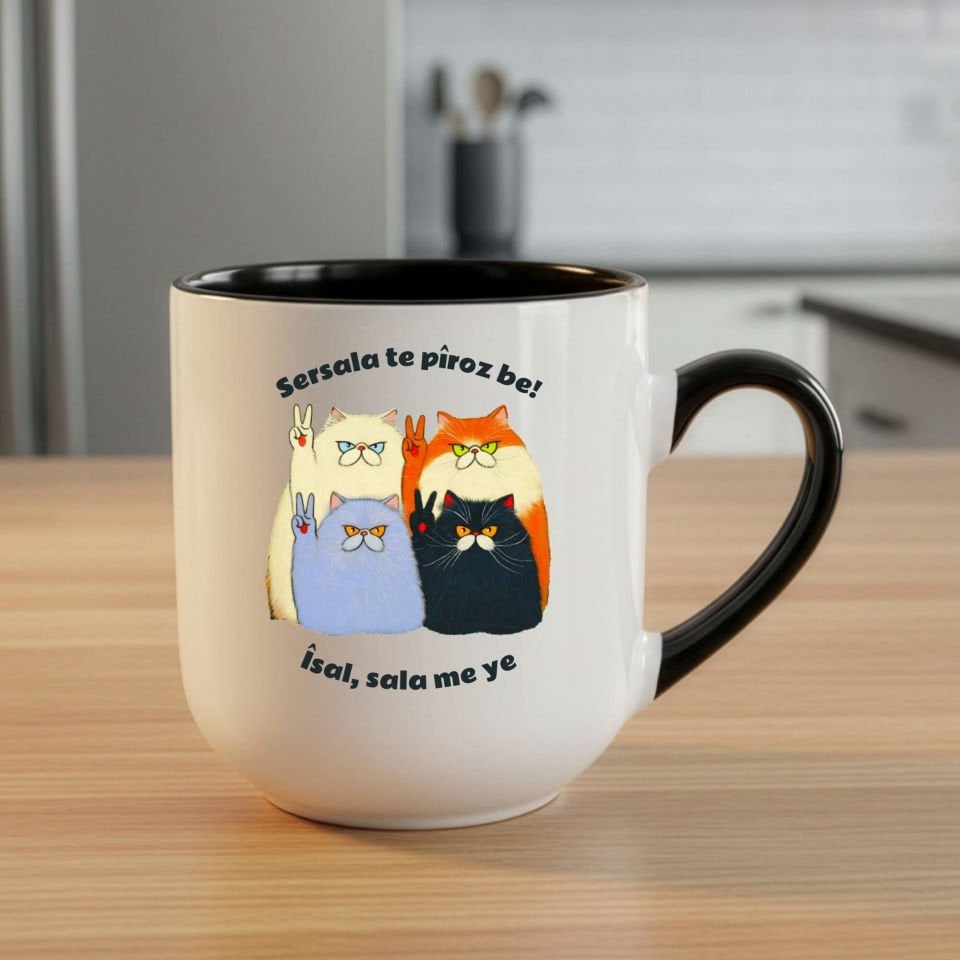 Kürtçe Yılbaşı Kutlamalı Elite Siyah Kupa Bardağı - Sersala Te Pîroz Be Yazılı Kedi Tasarımlı Elite Oval Siyah Renk Kupa Bardak