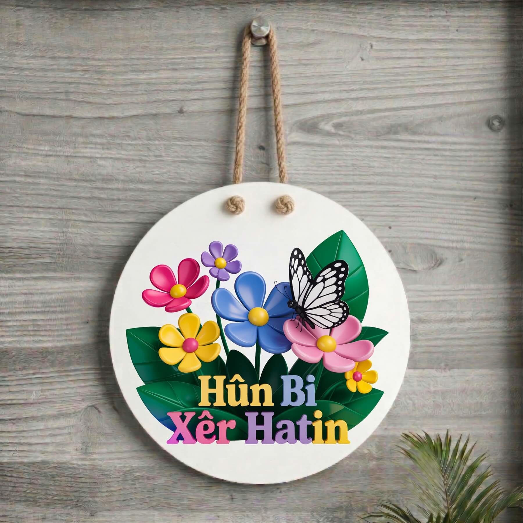 Xemla Deriyan - Hûn Bi Xêr Hatin Yazılı Çiçekli Kelebekli Kürtçe Kapı Süsü