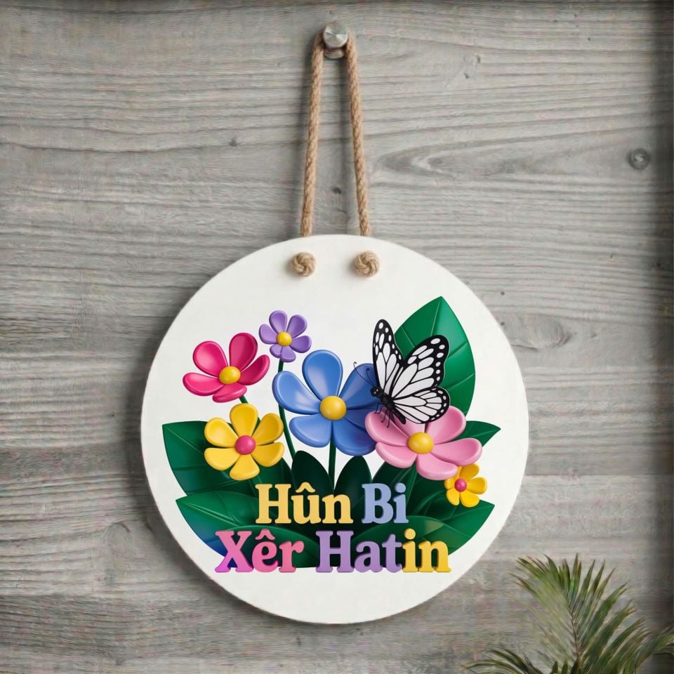 Xemla Deriyan - Hûn Bi Xêr Hatin Yazılı Çiçekli Kelebekli Kürtçe Kapı Süsü