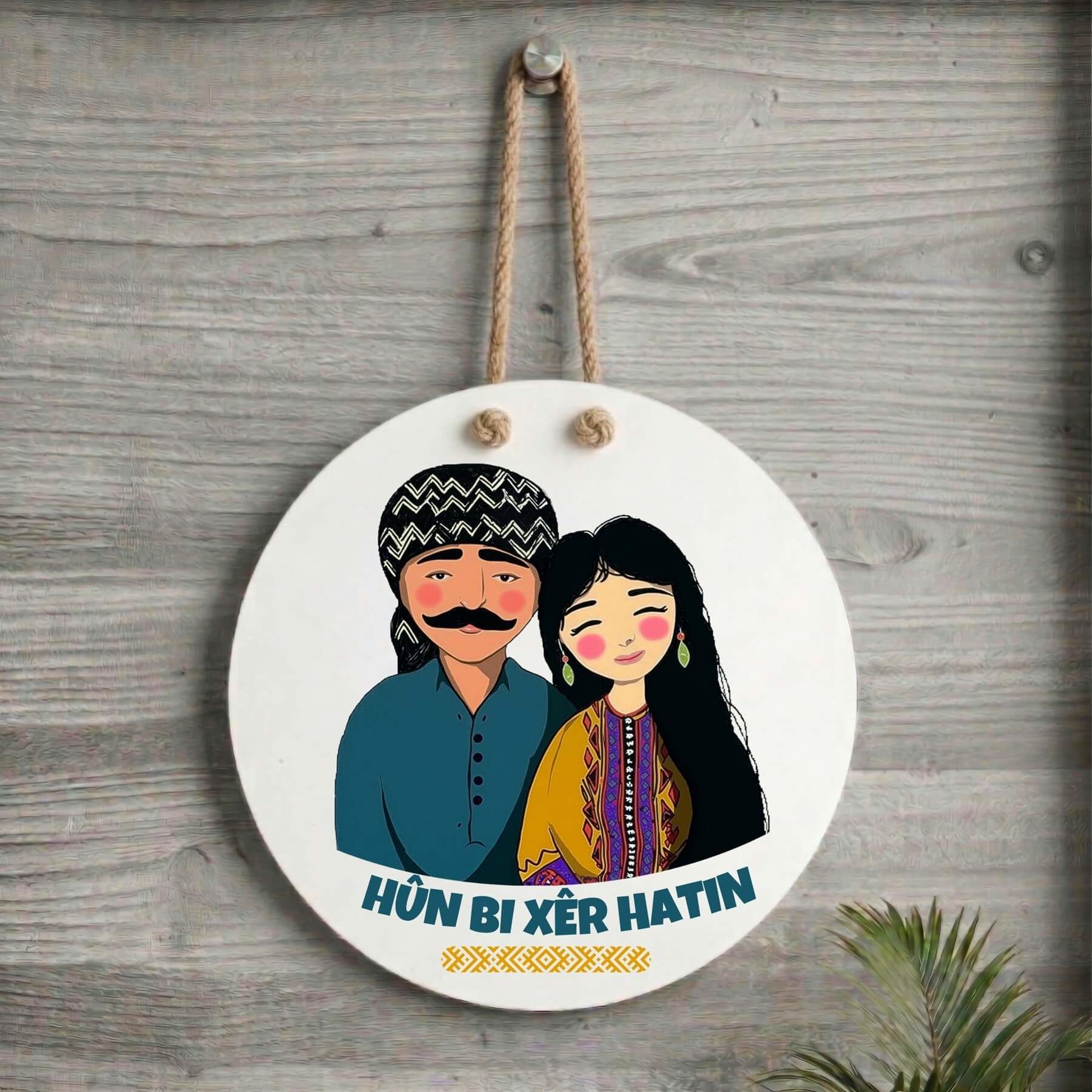 Xemla Deriyan - Kürtçe Hûn Bi Xêr Hatin Yazılı Mem û Zin Tasarımlı Kapı Süsü
