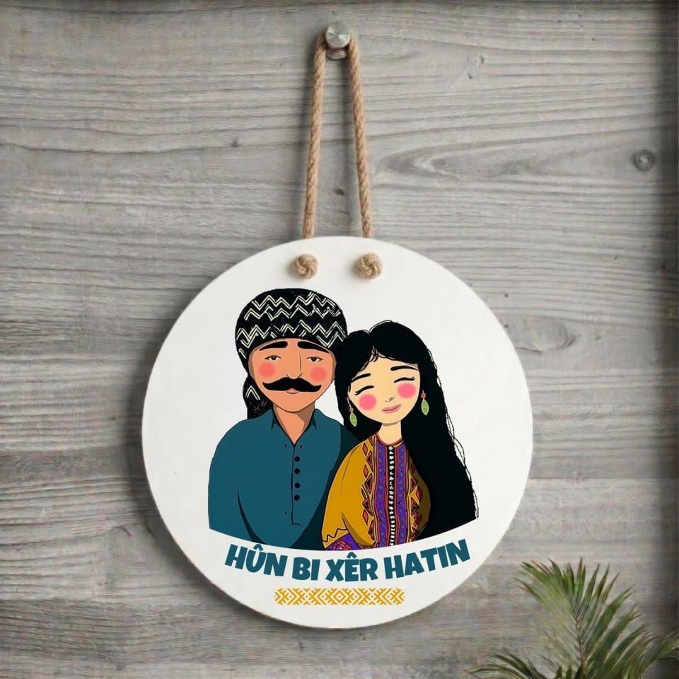 Xemla Deriyan - Kürtçe Hûn Bi Xêr Hatin Yazılı Mem û Zin Tasarımlı Kapı Süsü