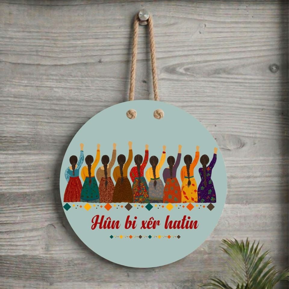 Xemla Deriyan - Jin Jiyan Azadi Tasarımlı Kürtçe Kapı Süsü