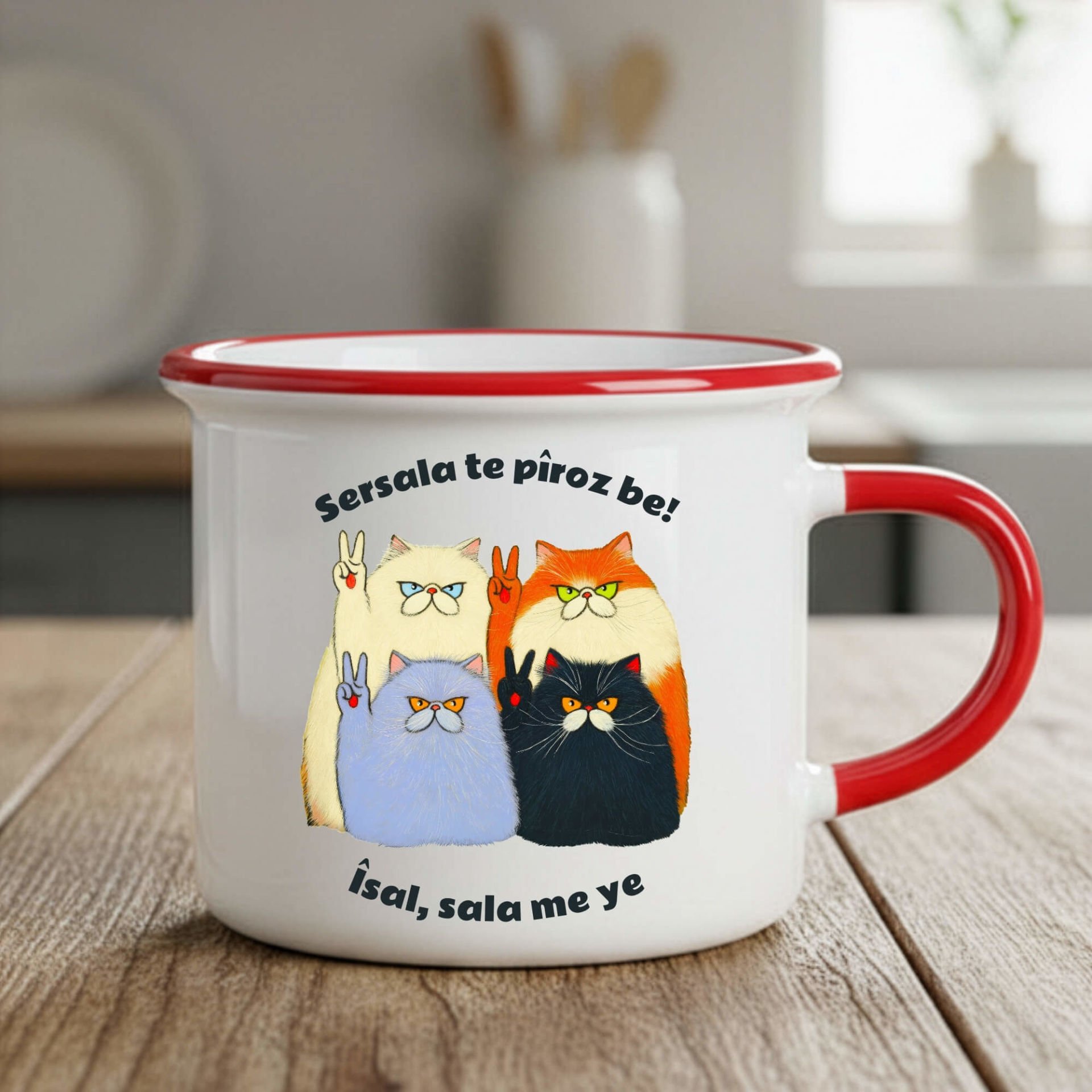 Kürtçe Yılbaşı Kutlamalı Enamel Kırmızı Kupa Bardağı - Sersala Te Pîroz Be Yazılı Kedi Tasarımlı Enamel Kırmızı Kupa Bardak